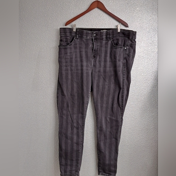 Torrid Bomb Shell Skinny High Rise Jeans  Size  22R - Picture 1 of 3